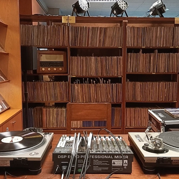 ฟังเพลงโปรดวันวานที่ห้องสมุดแผ่นเสียง กรมประชาสัมพันธ์