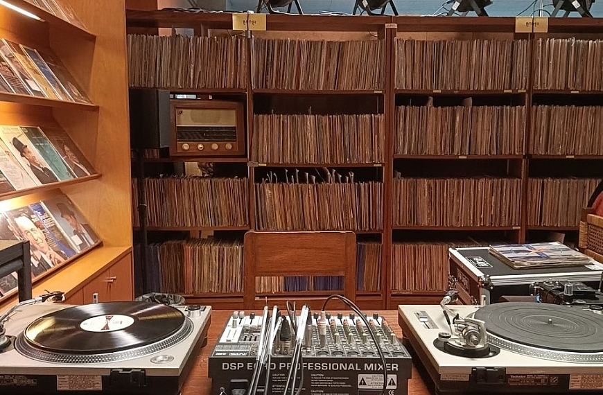 ฟังเพลงโปรดวันวานที่ห้องสมุดแผ่นเสียง กรมประชาสัมพันธ์
