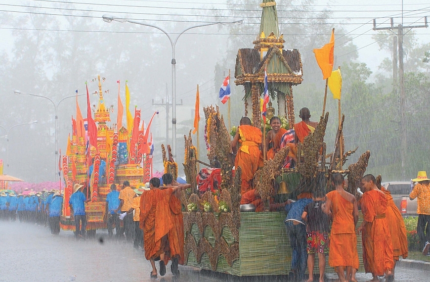 ทักษิณคดีประเพณีออกพรรษา