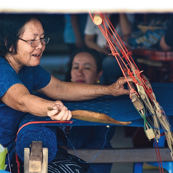 เรียนรู้ภูมิปัญญาไทย ผ่านเส้นใย ผ้าย้อมคราม