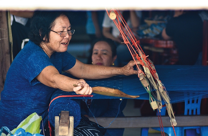 เรียนรู้ภูมิปัญญาไทย ผ่านเส้นใย ผ้าย้อมคราม