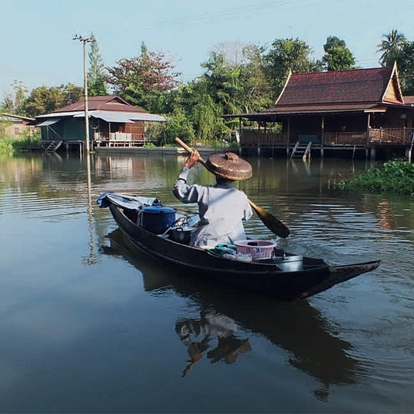 ความสุข ณ เรือนไม้ ชายน้ำลุ่มแม่กลอง