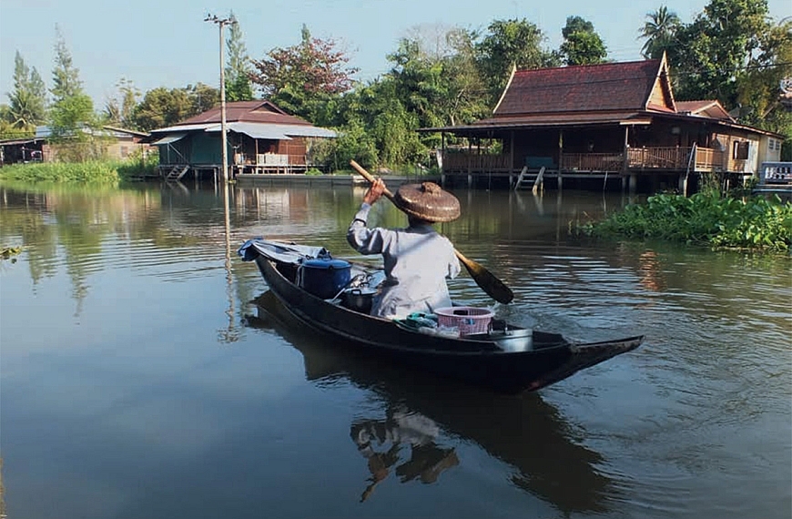 ความสุข ณ เรือนไม้ ชายน้ำลุ่มแม่กลอง