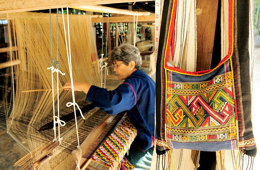 เส้นสีแพรพรรณ อัศจรรย์ผ้าลาวครั่ง