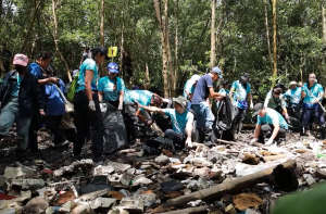 เก็บขยะทะเลเพื่อฟื้นฟูและอนุรักษ์ทรัพยากรทางทะเลและชายฝั่ง เนื่องในวันมหาสมุทรโลก