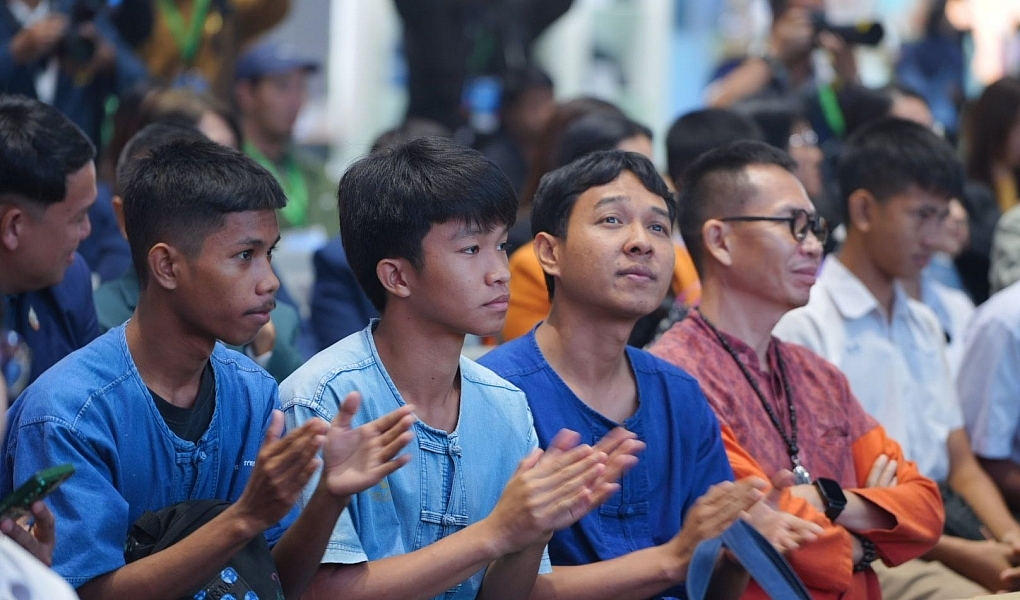 สานต่อความรู้ตามแนวพระราชดำริ พร้อมส่งมอบรถโมบาย สื่อการสอนสมัยใหม่