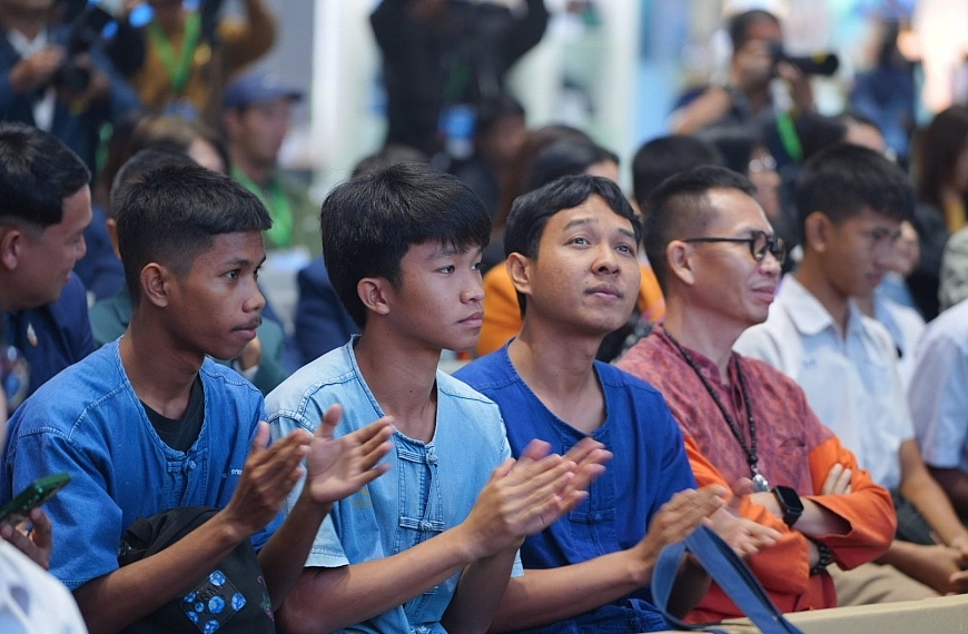 สานต่อความรู้ตามแนวพระราชดำริ พร้อมส่งมอบรถโมบาย สื่อการสอนสมัยใหม่