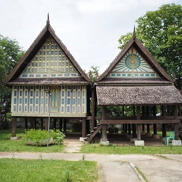 ตามรอยมือครูช่างเส้นทางอีสานใต้