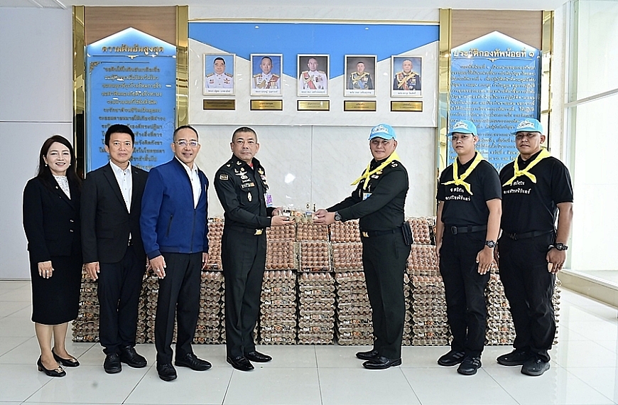 ‘ส่งต่อความห่วงใยสู่ชุมชน‘ กองทัพน้อยที่ 1 ผนึก CPF มอบไข่ไก่สดเสริมโภชนาการ