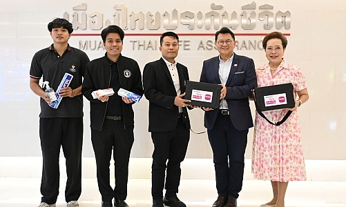 เมืองไทยประกันชีวิตและมูลนิธิเมืองไทยยิ้ม มอบกระเป๋าเวชภัณฑ์พร้อมอุปกรณ์ปฐมพยาบาลเบื้องต้น  เพื่อบริการผู้มาใช้ลานกีฬาในชุมชนเขตห้วยขวาง