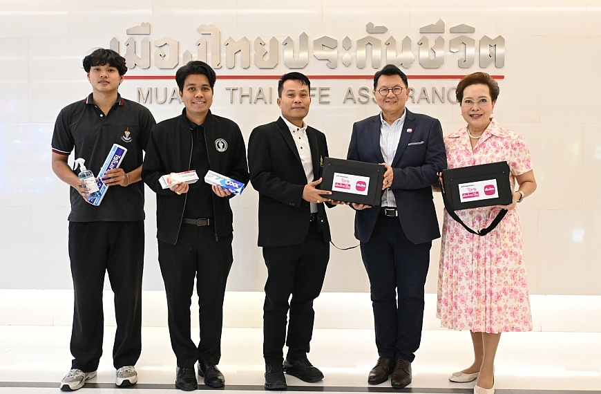 เมืองไทยประกันชีวิตและมูลนิธิเมืองไทยยิ้ม มอบกระเป๋าเวชภัณฑ์พร้อมอุปกรณ์ปฐมพยาบาลเบื้องต้น  เพื่อบริการผู้มาใช้ลานกีฬาในชุมชนเขตห้วยขวาง