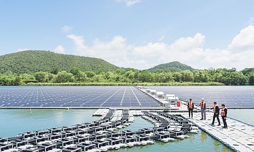 ปตท. ร่วมกับ กองทัพเรือ ติดตั้งโซลาร์บนทุ่นลอยน้ำ ผลิตไฟฟ้าจากพลังงานหมุนเวียน เสริมภารกิจความมั่นคง หนุนเป้าหมาย Net Zero ประเทศ