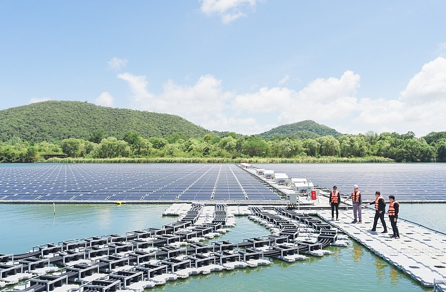 ปตท. ร่วมกับ กองทัพเรือ ติดตั้งโซลาร์บนทุ่นลอยน้ำ ผลิตไฟฟ้าจากพลังงานหมุนเวียน เสริมภารกิจความมั่นคง หนุนเป้าหมาย Net Zero ประเทศ